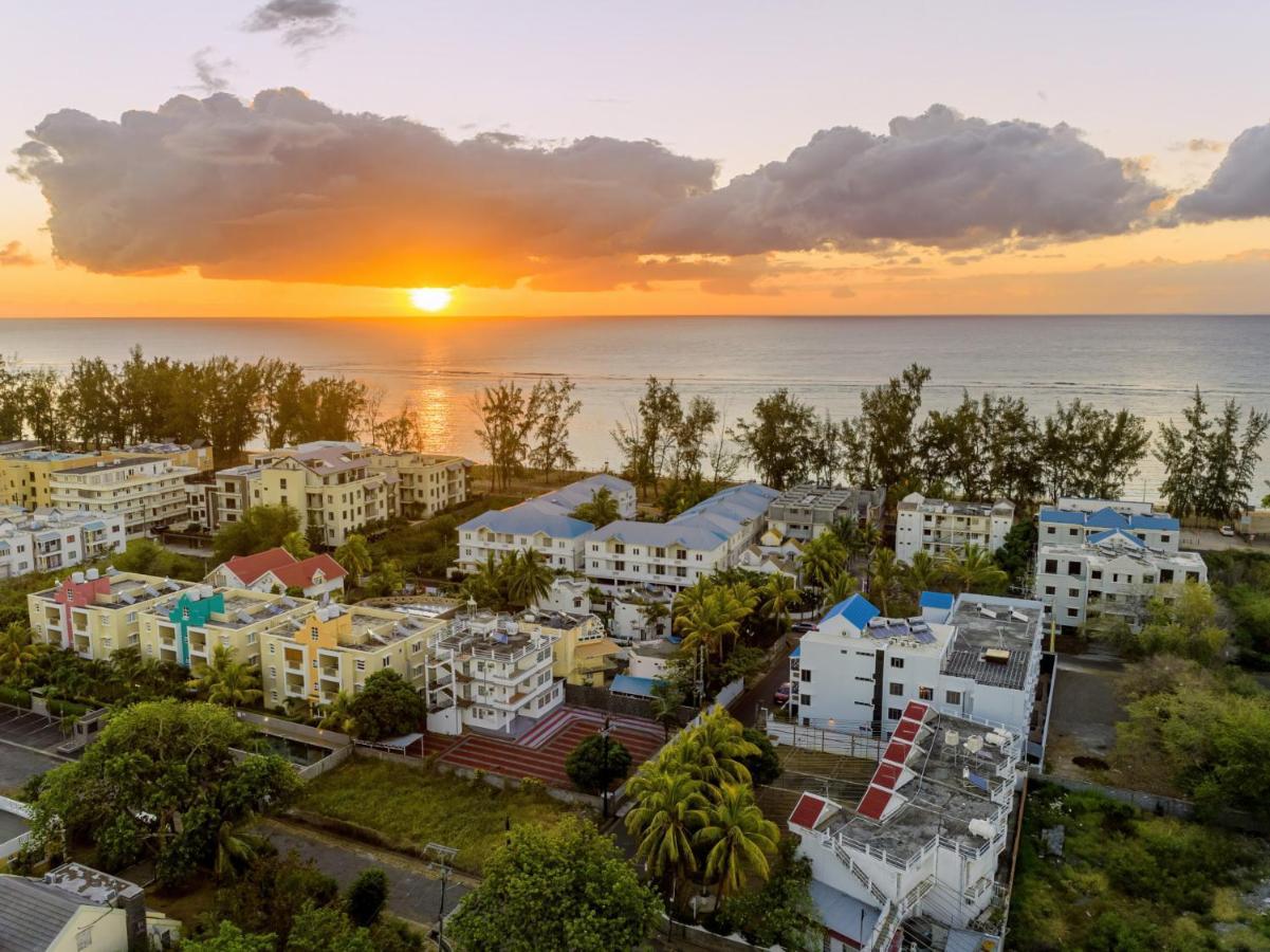 Les Cerisiers Beach Residence, Cosy And Modern 3 Bedroom Apartment Located 50 Metres From The Beach And From All Amenities And Restaurants On The Coastal Road Flic-en-Flacq المظهر الخارجي الصورة